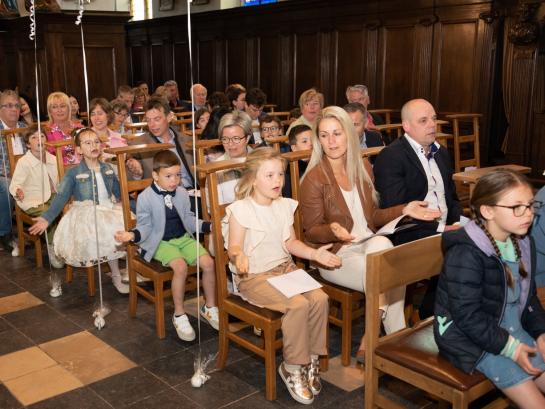 Eerste communie op 1 mei 2022 kerk Denderbelle - Foto Studio Yves